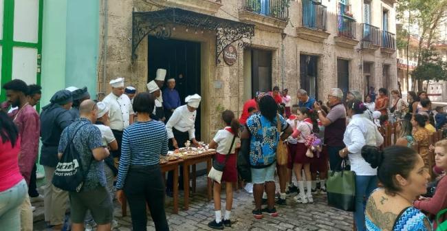 Evento en La Habana Vieja para promover el consumo de yuca y sus derivados.