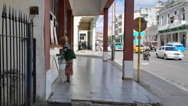 Una anciana en una calle de La Habana.