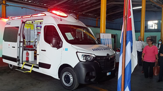 El acto de entrega de la ambulancia donada a Cuba por Japón. 