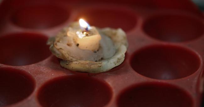Una vela a punto de consumirse en medio de un apagón.