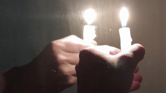 Una vela refleja su luz en un espejo durante un apagón en Cuba.