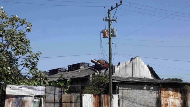 Un viejo tendido eléctrico en un área suburbana de Cuba.