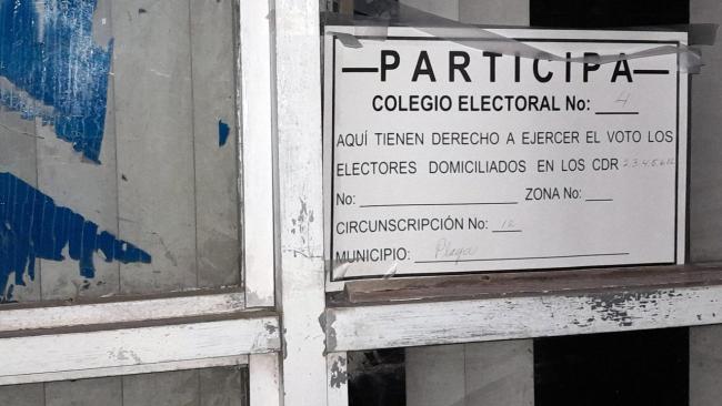 La entrada de un colegio electoral en Cuba.