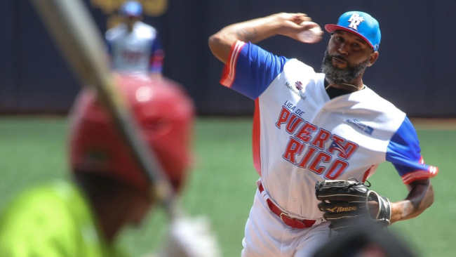 El lanzador puertorriqueño Daryl Thompson lanza ante el equipo de Cuba.