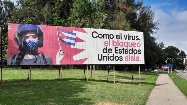 Valla de propaganda política con el discurso del régimen cubano contra el embargo.