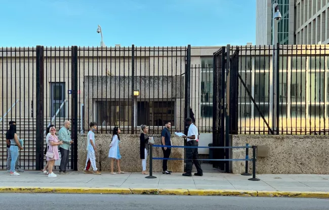 Cubanos en la Embajada de EEUU en La Habana.