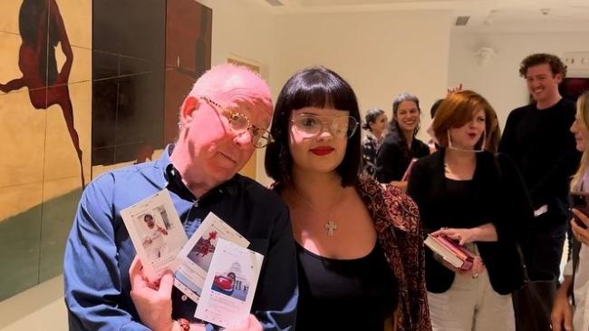 El crítico de arte estadounidense Jerry Saltz junto a Claudia Genlui.