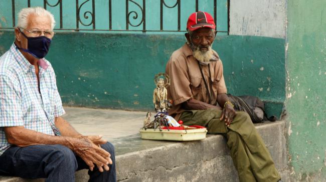 Dos ancianos en Cuba.