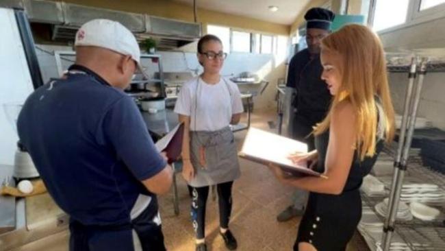 Annie Zúñiga (D), encargada de contratación de personal en el restaurante Nel Paradiso, da instrucciones a los cocineros