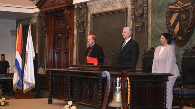 El cardenal Beniamino Stella junto a Díaz-Canel en el acto de la Universidad de La Habana.