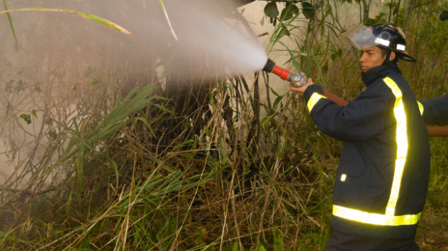 Un bombero trabaja en la extinción del incendio en Holguín.