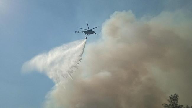 Helicóptero de la Fuerza Aérea cubana vierte agua sobre el incendio en Pinares de Mayarí, Holguín.