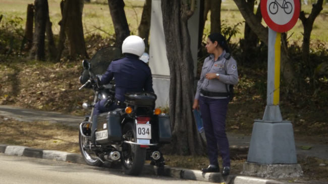 Policías en una calle de Cuba.