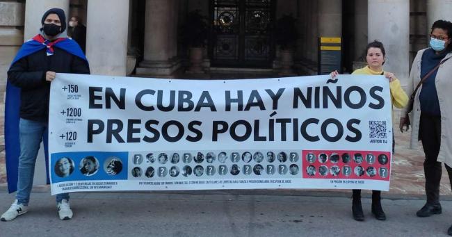 Activistas cubanos protestan en España en favor de los menores presos políticos del régimen de la Isla.