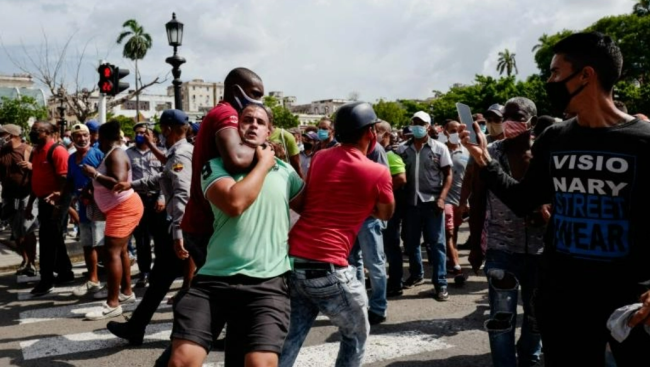 La policía política cubana detiene a manifestantes en La Habana el 11 de julio de 2021.