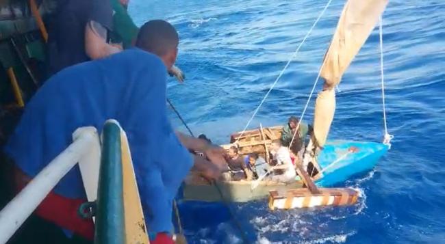 Rescate de balseros cubanos en el mar Caribe por un barco mercante filipino.