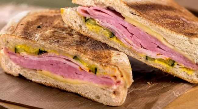 Sándwich cubano.