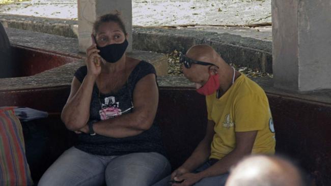 Cubanos tratando de comunicarse en una zona wifi en La Habana.