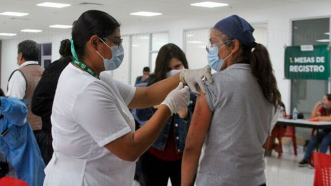 Vacunación en un centro de salud de México 