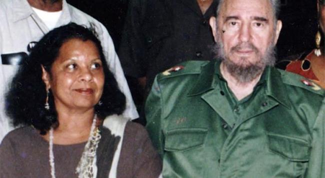 La periodista estadounidense Roseamari Mealy con Fidel Castro.