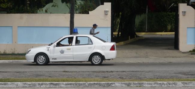 Un carro de la Policía recorre La Habana.