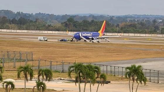 El avión de Southwest Airlines tras su retorno de emergencia a La Habana.