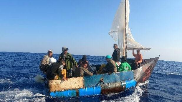 Embarcación artesanal con migrantes cubanos. 