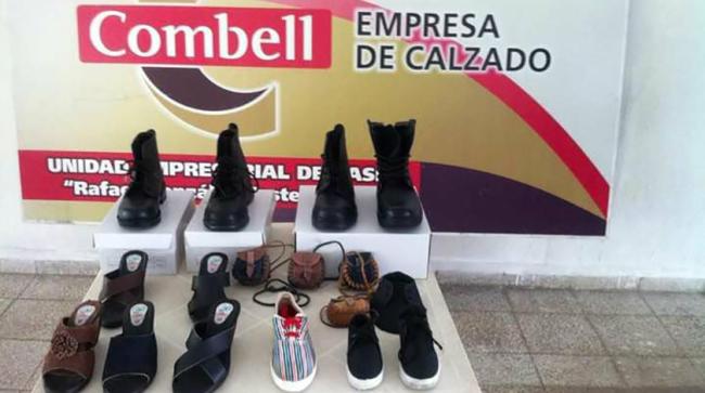 Zapatos producidos en la UEB Calzado Combell de Santiago de Cuba.