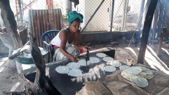 Una mujer en elaboración de casabe en Colombia.