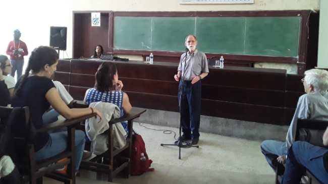 El científico estadounidense Peter Agre en la Universidad de La Habana.