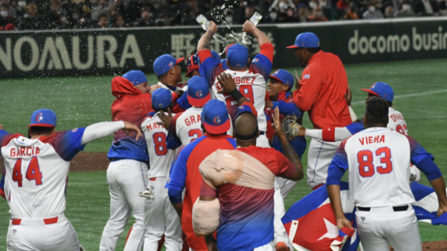 El equipo cubano celebra una victoria en el Clásico Mundial de Béisbol.