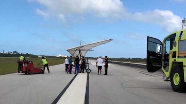 Autoridades de Florida con el ala delta motorizado que utilizaron los cubanos.