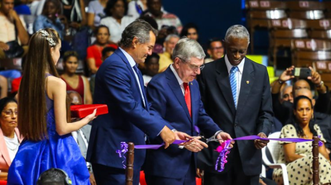 El presidente del COI, Thomas Bach (c), en e momento de la inauguración del tabloncillo en la Ciudad Deportiva.