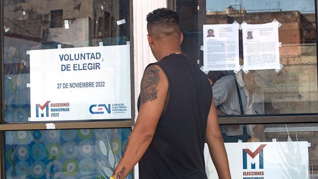 Un cubano pasa frente a un colegio de votación. 