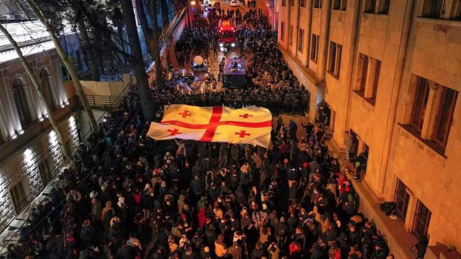 Manifestantes cerca del Parlamento de Georgia, en Tiflis.