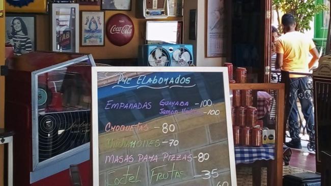 Una pizarra con precios en una cafetería de La Habana.