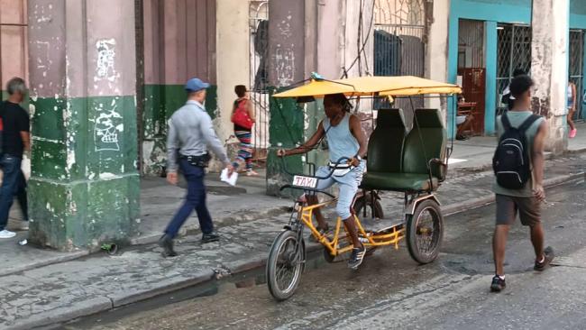 Un bicitaxista en La Habana.