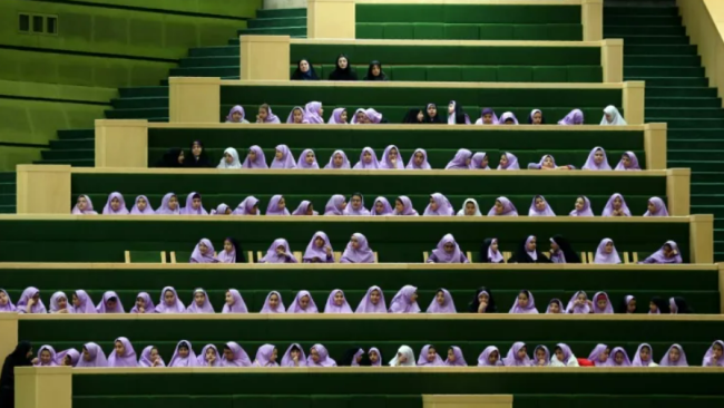 Estudiantes de colegio en Irán.