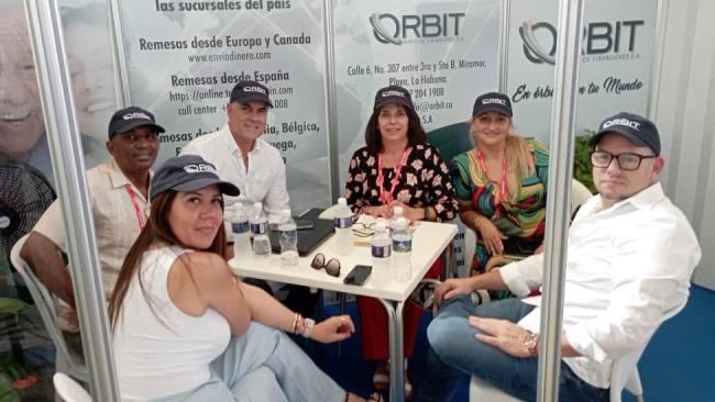Empleados de Orbit en el stand en la Feria Internacional de La Habana.