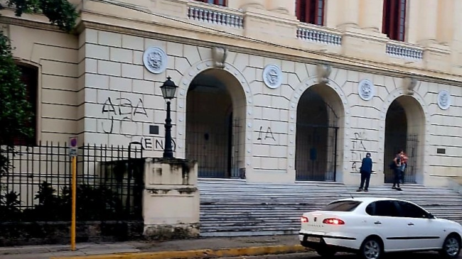 El cartel en la fachada de la Facultad de Física de la Universidad de La Habana.