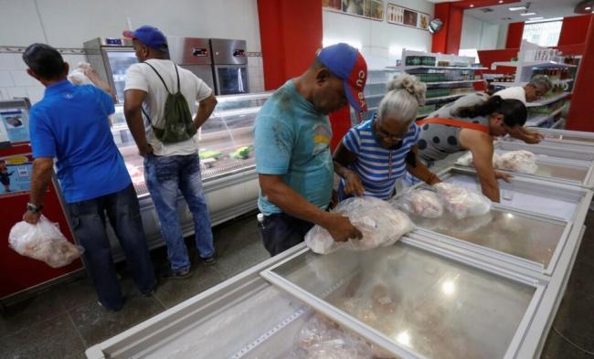 Cubanos comprando pollo en una shopping de La Habana. 