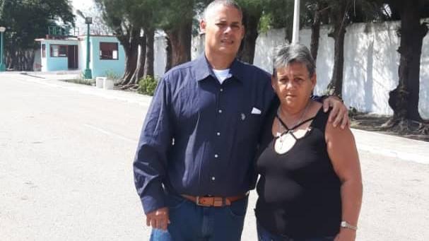 Humberto Eladio Real Suárez y su madre tras salir de prisión.