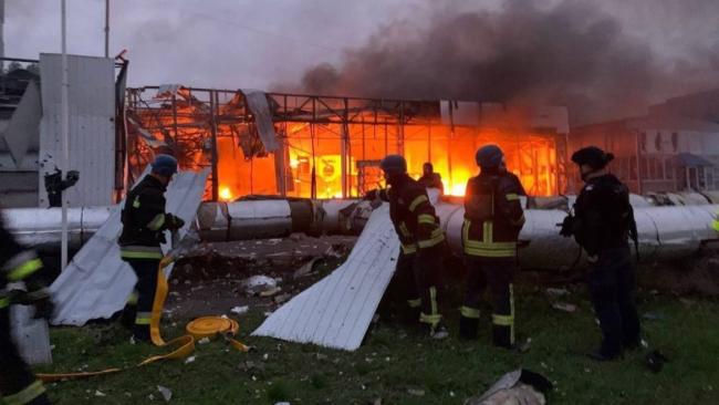 Imagen de archivo facilitada por el Servicio Estatal de Emergencia de Ucrania, de un grupo de rescatistas extinguiendo un incendio tras un ataque con misiles en Zaporiyia.
