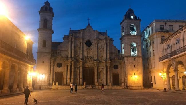 Unos pocos turistas en la Catedral de La Habana Vieja.