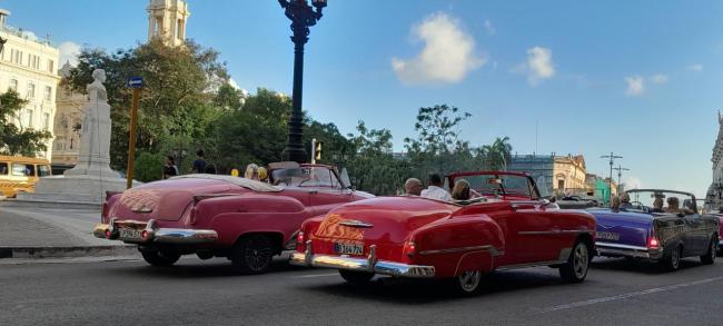 Autos clásicos se pasean por La Habana.