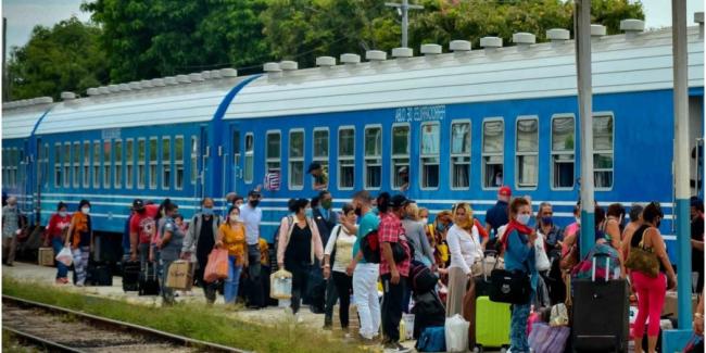 Cubanos en un andén para abordar un tren.