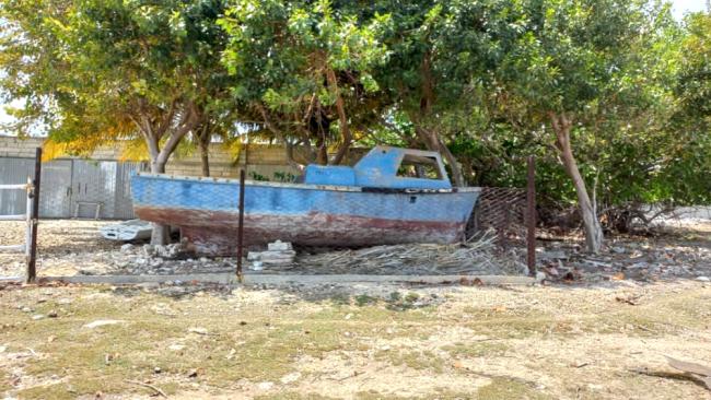 Barco roto en la Escuela de Vela de Caibarién, Villa Clara.