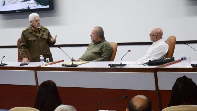 Autoridades en reunión de balance del Ministerio de la Construcción de Cuba.