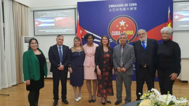 El viceprimer ministro cubano Jorge Luis Perdomo Di-Lella (tercere de derecha a izquierda) con otros funcionarios cubanos en la Embajada en China.