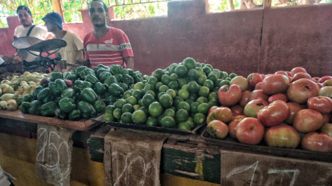 Precios de los productos en un agromercado cubano.